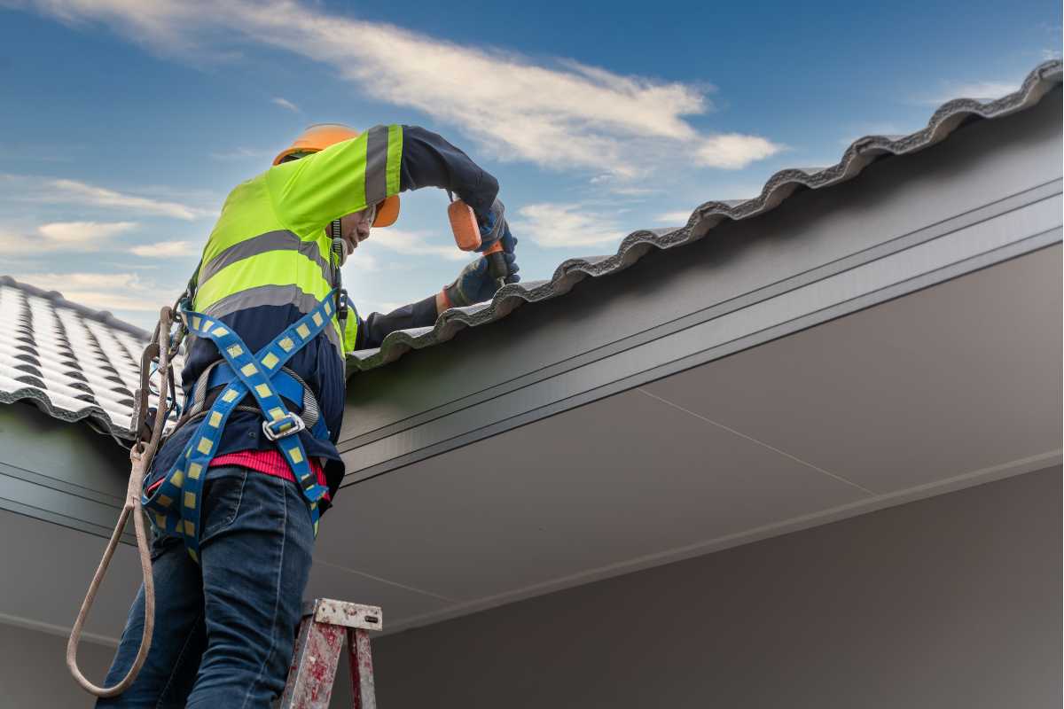 10 Life-Saving Tips For Wearing A Roofing Safety Harness